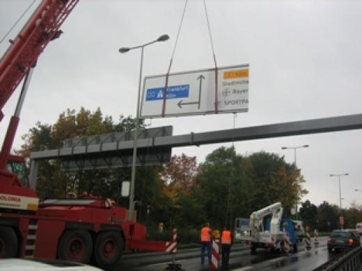 brueckenmontage-hängebrücke-rheinpromenade-leverkusen.jpg