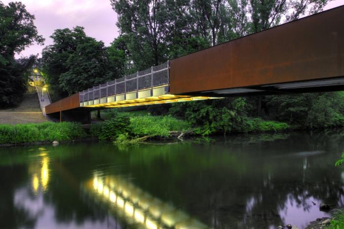 beleuchtete-fussgaengerbruecke-dhuenn-leverkusen.jpg