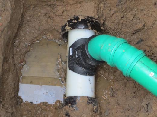 kanalrohr-sanierung-mit-t-stueck-und-pvc-leitung.png