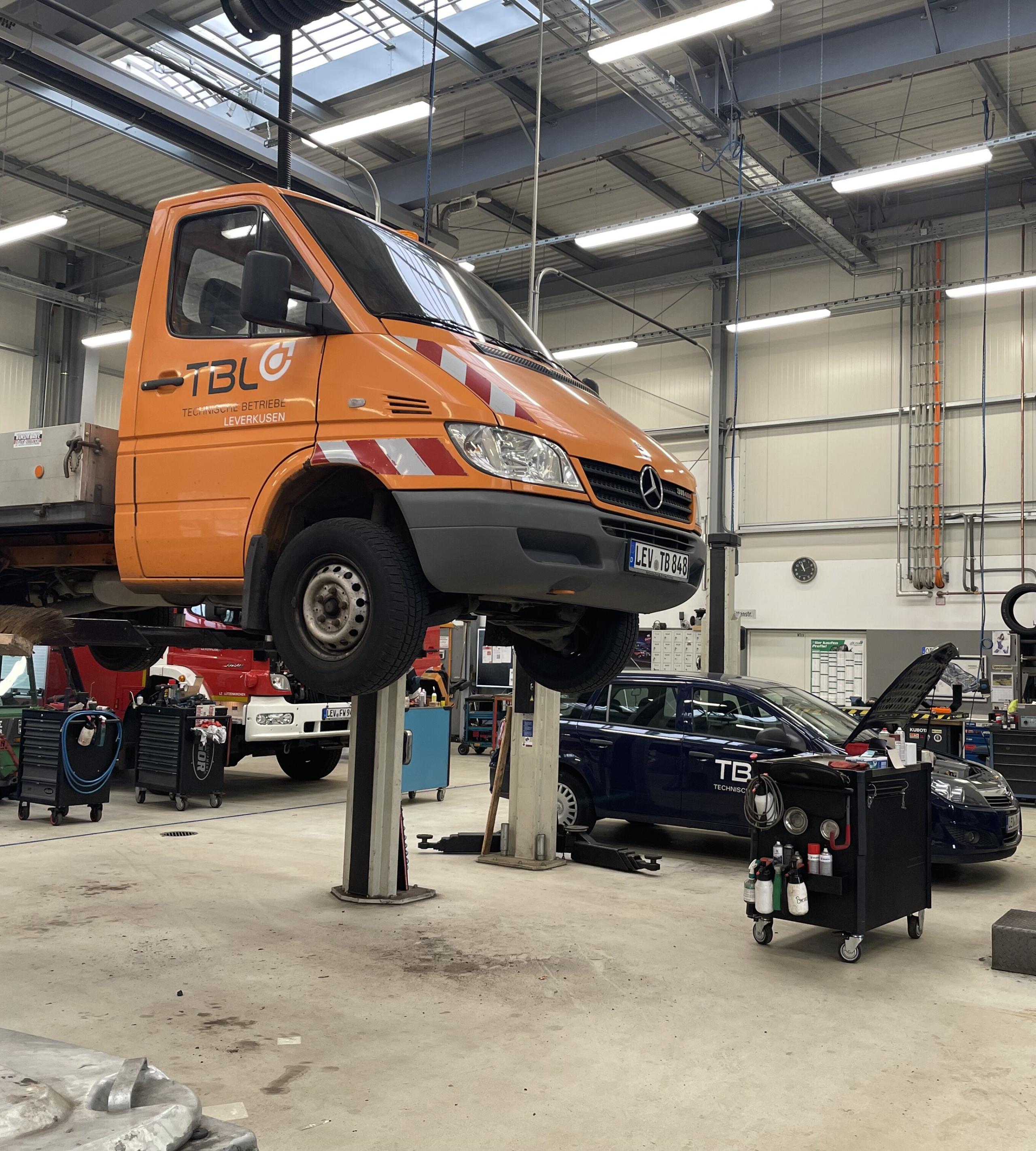 TBL-Fahrzeug bei Hauptuntersuchung in Werkstatt