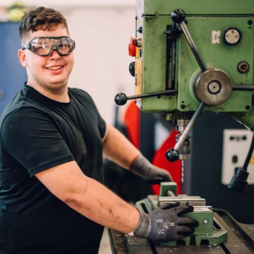 TBL-Mitarbeiter bei Metallarbeiten in der Schlosserei