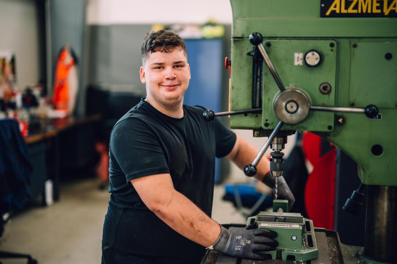 metallarbeit-bohrmaschine-auszubildender.jpg