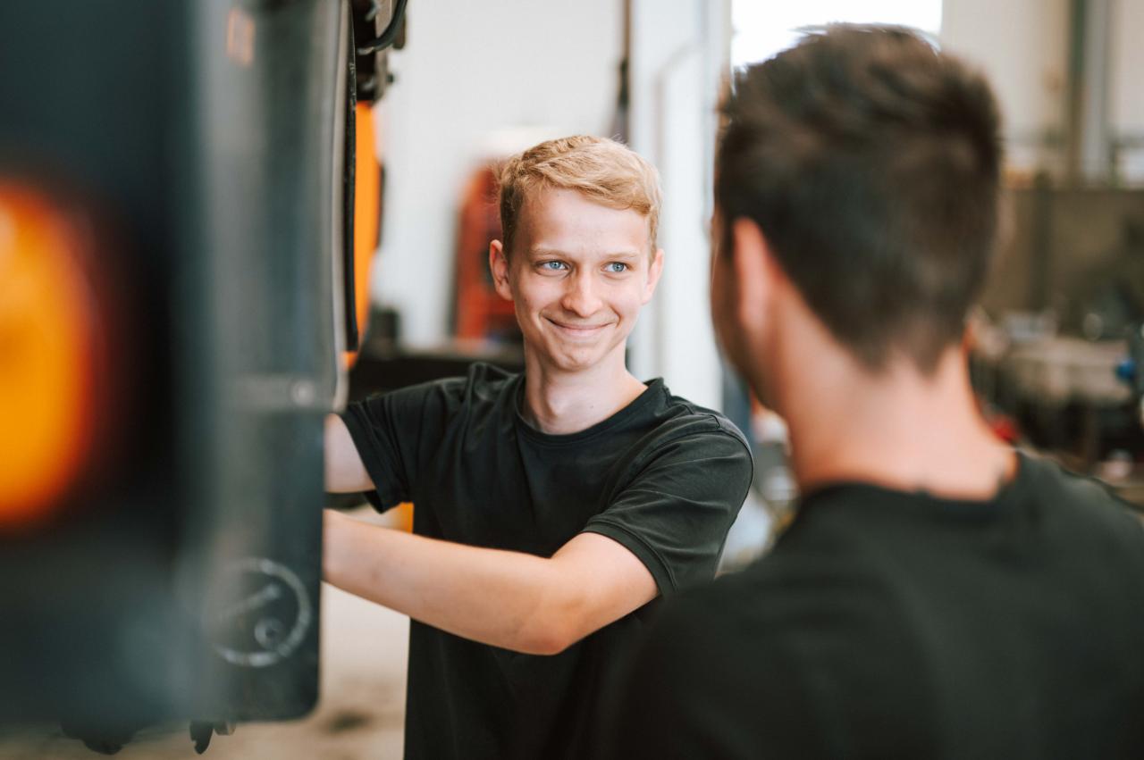 azubi-schrauber-lernsituation-werkstatt.jpg